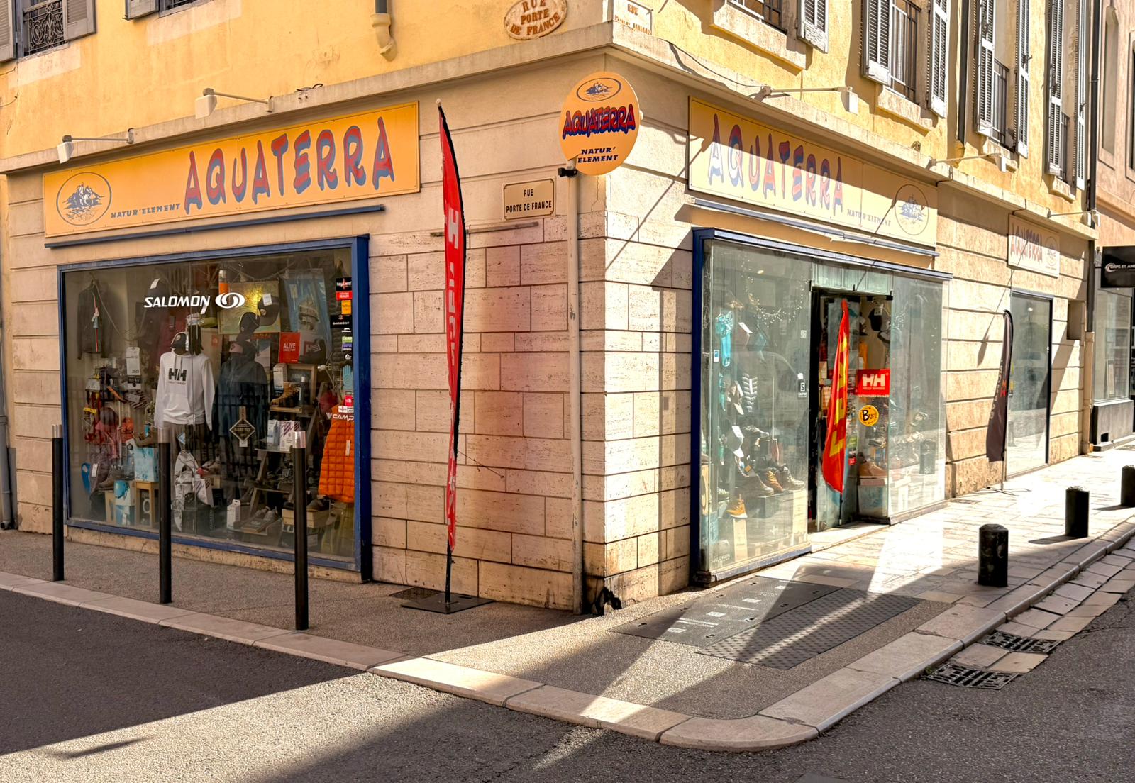 Façade du magasin Aquaterra à Nîmes